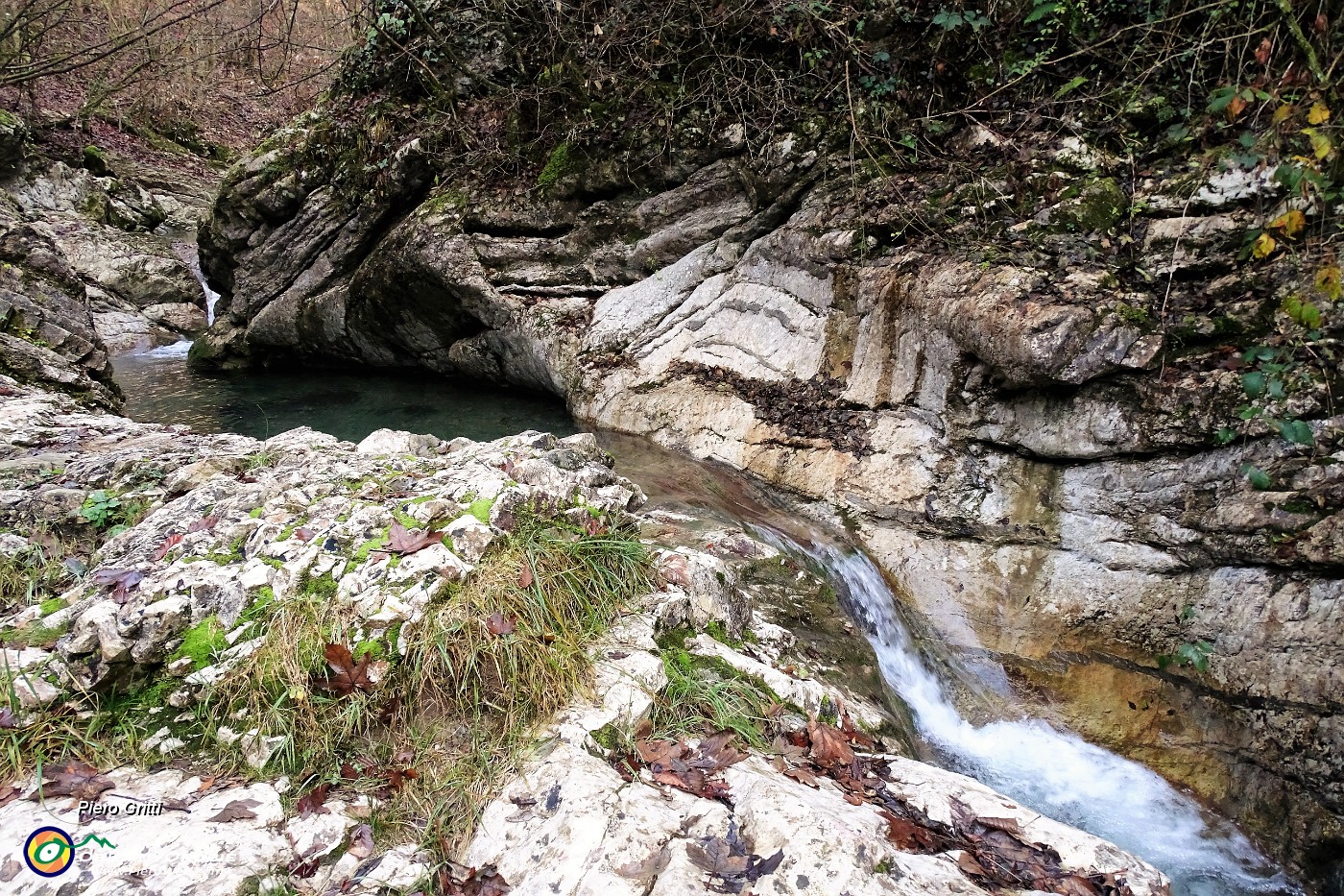16 Il torrente forma belle cascatelle e pozze.JPG